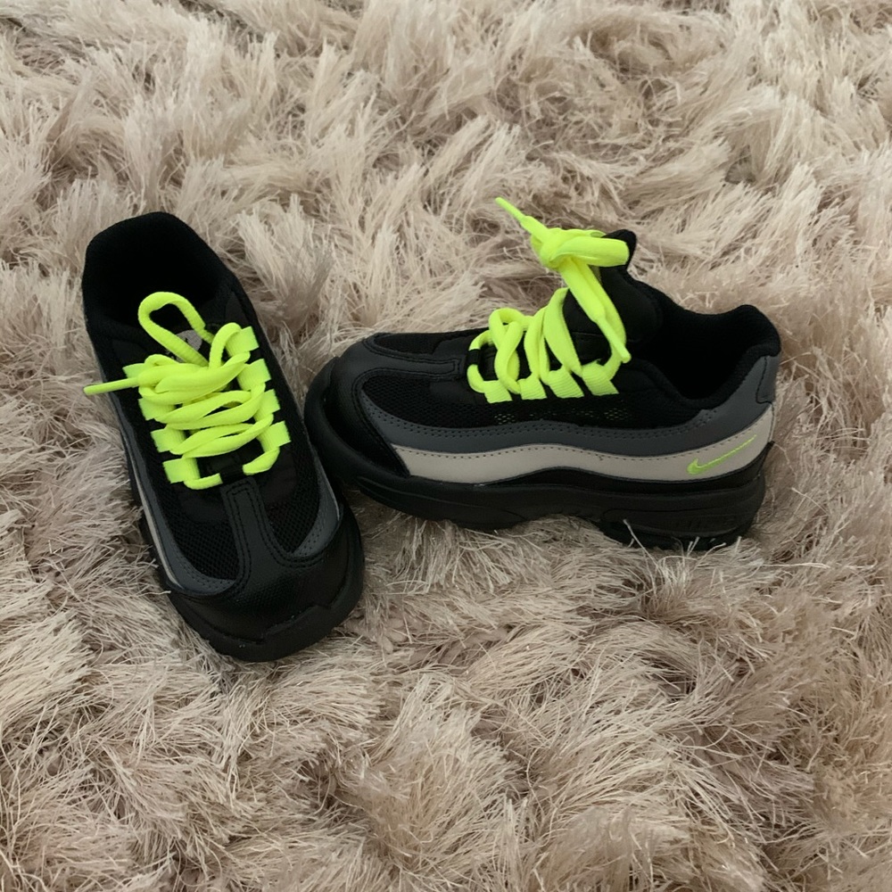 Nike shoes size 9 toddler